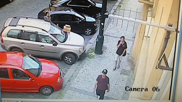 Dva mui vykradli v Ditrichov ulici v Praze 1 zaparkovan auto.