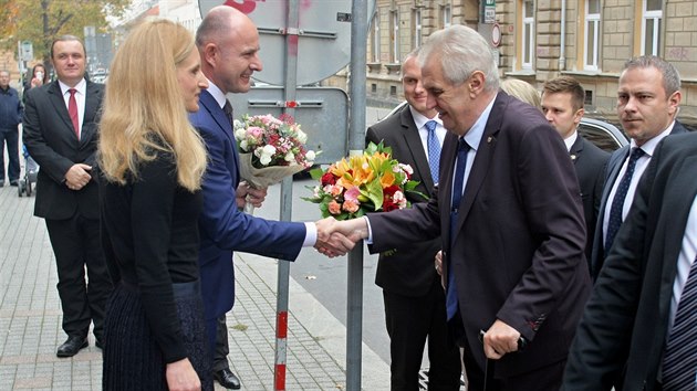 Prvn den prezidenta Miloe Zemana v zpadnch echch. Na plzeskm hejtmanstv ho pivtal Josef Bernard s manelkou. (18. 10. 2017)