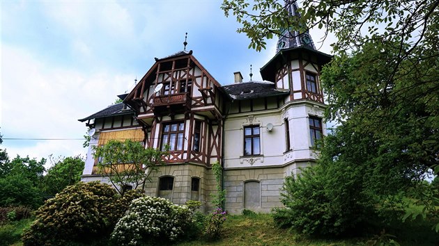 Frdlant, okres Liberec. Hrzdn vila z 19. stolet stoj v oteven krajin nad mstem.