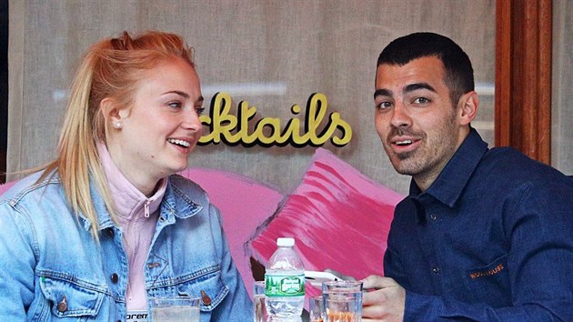 Sophie Turnerov a Joe Jonas (New York, 4. kvtna 2017)