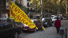 Vítej, republiko. Potrhaný transparent katalánských separatist v ulicích...