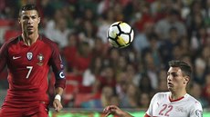 Míč pozorně sledují portugalská superstar Cristiano Ronaldo (vlevo) a Fabian... Míč pozorně sledují portugalská superstar Cristiano Ronaldo (vlevo) a Fabian...