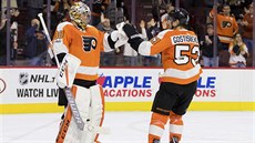 Brankář Michal Neuvirth a jeho spoluhráč z Philadelphie Shayne Gostisbehere... Brankář Michal Neuvirth a jeho spoluhráč z Philadelphie Shayne Gostisbehere...