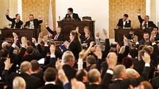 Poslanci na mimořádné schůzi Sněmovny řeší spor o memorandum ohledně těžby... Poslanci na mimořádné schůzi Sněmovny řeší spor o memorandum ohledně těžby...