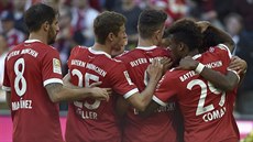 Hráči Bayernu slaví gól do sítě Freiburgu. Hráči Bayernu slaví gól do sítě Freiburgu.