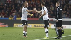 Střídání plzeňských fotbalistů. Daniel Kolář (vlevo) předává kapitánskou pásku... Střídání plzeňských fotbalistů. Daniel Kolář (vlevo) předává kapitánskou pásku...