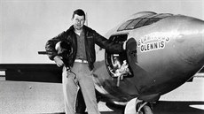 Chuck Yeager a experimentální raketový letoun Bell X-1 pojmenovaný Glamorous...