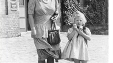 Gudrun se svou matkou Margarette Himmlerovou, rok 1943
