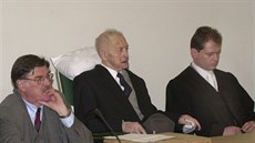 Tady je Anton Malltoh na snímku se svými právníky Klausem Goebelem (vlevo) a...