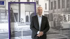 Martin Kolovratník stojí ve své poslanecké kanceláři, kterou zdobí velká... Martin Kolovratník stojí ve své poslanecké kanceláři, kterou zdobí velká...