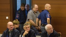 Šest obžalovaných je stíháno vazebně, dva mají status spolupracujícího... Šest obžalovaných je stíháno vazebně, dva mají status spolupracujícího...