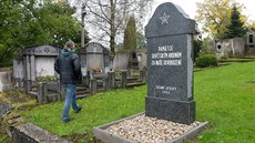 Památník stojí na hřbitově v Jítravě. Památník stojí na hřbitově v Jítravě.