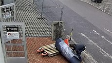 Zloděj s kamny za sto tisíc „švihnul“ o zem Zloděj s kamny za sto tisíc „švihnul“ o zem