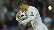 JEDNA PUSA PO GÓLU. Cristiano Ronaldo z Realu Madrid po proměněné penaltě proti... JEDNA PUSA PO GÓLU. Cristiano Ronaldo z Realu Madrid po proměněné penaltě proti...