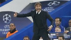 Trenér Chelsea Antonio Conte během utkání Ligy mistrů proti AS Řím. Trenér Chelsea Antonio Conte během utkání Ligy mistrů proti AS Řím.