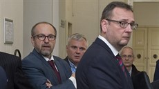 Exposlanec Ivan Fuksa (třetí zleva), Roman Boček (čtvrtý zleva) a bývalý... Exposlanec Ivan Fuksa (třetí zleva), Roman Boček (čtvrtý zleva) a bývalý...