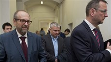 Zleva exposlanec Ivan Fuksa, Roman Boek a bývalý premiér Petr Neas picházejí...