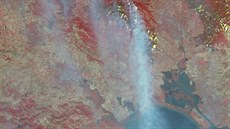 Ničivé požáry v Kalifornii jsou vidět i z vesmíru. Zachytily je satelity NASA.... Ničivé požáry v Kalifornii jsou vidět i z vesmíru. Zachytily je satelity NASA....