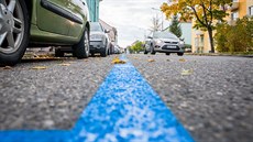 Parkovací místa označená modrou barvou budou moci od 1. listopadu využívat jen... Parkovací místa označená modrou barvou budou moci od 1. listopadu využívat jen...