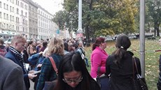 Policie kvůli podezřelému zavazadlu uzavřela prostor okolo VŠE v Praze. Policie kvůli podezřelému zavazadlu uzavřela prostor okolo VŠE v Praze.