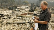 Chuck Rippey si prohlíí hrnek nalezený ve spálených ostatcích domu jeho...