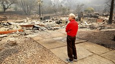 Mike Rippey si prohlíí ostatky spáleného domu jeho rodi. (10. íjna 2017)