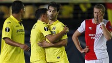 Manuel Trigueros (uprosted) pijímá od spolurá z Villarrealu gratulace ke...