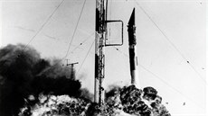 Výbuch nosiče Vanguard krátce po startu 6. prosince 1957. Šlo o první americký... Výbuch nosiče Vanguard krátce po startu 6. prosince 1957. Šlo o první americký...