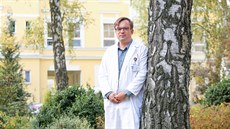 Jan Tuček stojí před budovou, kde nyní sídlí psychiatrické oddělení budějovické... Jan Tuček stojí před budovou, kde nyní sídlí psychiatrické oddělení budějovické...