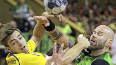 Karvinská spojka Michal Brůna (vpravo) se snaží dostat přes obranu Kopřivnice. Karvinská spojka Michal Brůna (vpravo) se snaží dostat přes obranu Kopřivnice.