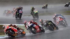 Marc Márquez vede pole jezdců v propršené Velké ceně Japonska silničních... Marc Márquez vede pole jezdců v propršené Velké ceně Japonska silničních...