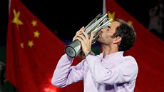 Roger Federer s trofejí pro vítěze turnaje v Šanghaji. Roger Federer s trofejí pro vítěze turnaje v Šanghaji.
