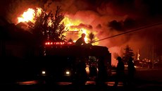 S ohnm v Kalifornii bojují tisícovky hasi, ada poár stále není pod...