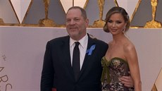 Weinsteina po skandálu opustila manelka, obtoval i Jolie a Paltrowovou.
