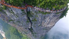 Sklenné mosty jsou v ín populární turistickou atrakcí (zde most v v Xinhua)