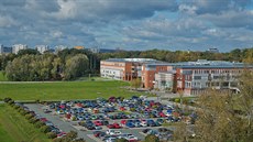 Mezi hlavní silnicí a kampusem Univerzity Hradec Králové u tenisových kurtů by... Mezi hlavní silnicí a kampusem Univerzity Hradec Králové u tenisových kurtů by...