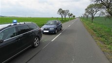 Policejní passat chtěl kontrolovat řidiče felicie, ten zastavil až nárazem o... Policejní passat chtěl kontrolovat řidiče felicie, ten zastavil až nárazem o...