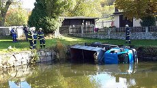 Nákladní vůz naložený uhlím skončil v Andělské Hoře v požární nádrži. Nákladní vůz naložený uhlím skončil v Andělské Hoře v požární nádrži.
