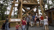 Dřevěná rozhledna Obora vznikla v pražské zoo v roce 2009. Dřevěná rozhledna Obora vznikla v pražské zoo v roce 2009.