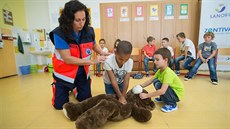 Záchranářka Dana Polášková předváděla prvňáčkům na ZŠ Mikoláše Aleše ve Zlíně... Záchranářka Dana Polášková předváděla prvňáčkům na ZŠ Mikoláše Aleše ve Zlíně...