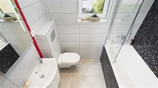 Koupelna po rekonstrukci: oivení místnosti zajistila mozaika Black a Red ze...
