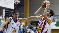 Pavel Slezák (vlevo) ze Svitav brání pardubického Viktora Půlpána. Pavel Slezák (vlevo) ze Svitav brání pardubického Viktora Půlpána.