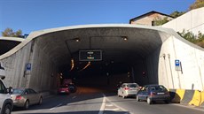 Požár auta uzavřel na půl hodiny vjezd do tunelu Blanka (16.10.2017) Požár auta uzavřel na půl hodiny vjezd do tunelu Blanka (16.10.2017)