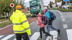 V Rohovládově Bělé kontroluje bezpečné přecházení k základní škole brigádník. V Rohovládově Bělé kontroluje bezpečné přecházení k základní škole brigádník.