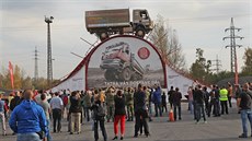 Libor Václavík přejíždí s Tatrou 810 4x4 nejvyšší technickou překážku na světě... Libor Václavík přejíždí s Tatrou 810 4x4 nejvyšší technickou překážku na světě...