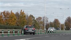 Řidiči si zkracují cestu na letiště. Sloupky na Aviatické někdo prorazil. Řidiči si zkracují cestu na letiště. Sloupky na Aviatické někdo prorazil.