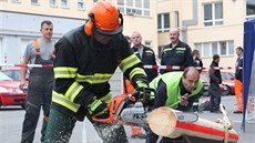 Hasiči v Olomouci soupeřili v řezání motorovými pilami na prvním ročníku... Hasiči v Olomouci soupeřili v řezání motorovými pilami na prvním ročníku...