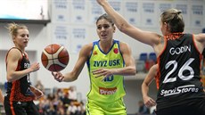 Marta Xargayová (uprostřed) z USK Praha míří ke koši Bourges mezi Marine... Marta Xargayová (uprostřed) z USK Praha míří ke koši Bourges mezi Marine...