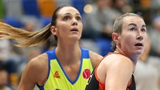 Marija Režanová (ve žlutém) z USK Praha a Élodie Godinová z Bourges sledují míč. Marija Režanová (ve žlutém) z USK Praha a Élodie Godinová z Bourges sledují míč.
