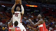 Jordan Mickey (25) z Miami střílí přes Tima Fraziera (8) z Washingtonu. Jordan Mickey (25) z Miami střílí přes Tima Fraziera (8) z Washingtonu.